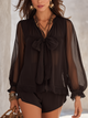 Blusa negra de gasa de manga larga con escote tipo pajarita
