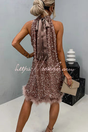 Mini-robe nuisette dos nu à bordure en plumes et sequins