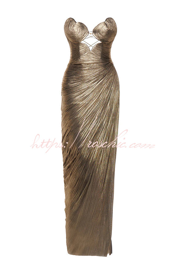 Robe longue sans bretelles plissée métallisée avec pendentif et fente dorés