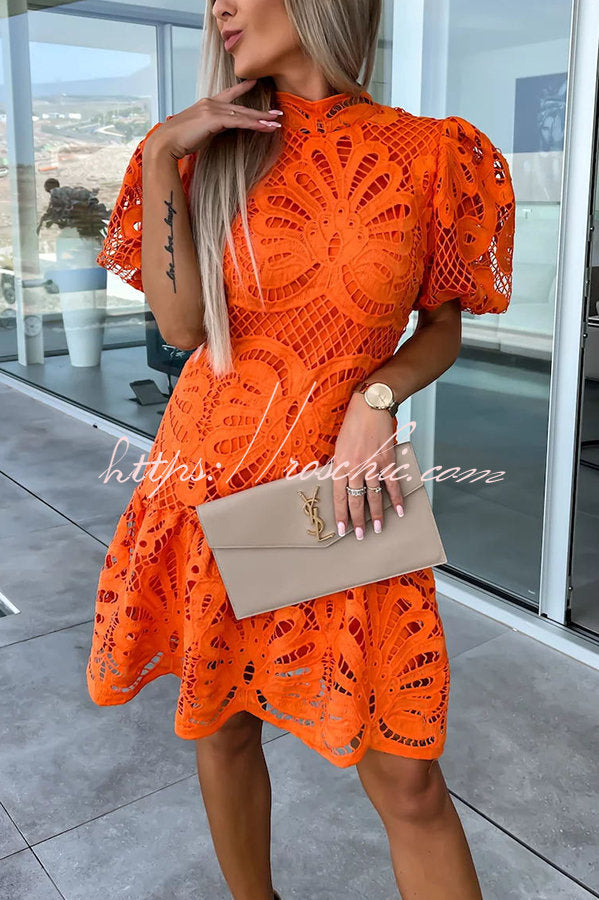 Mini-robe à manches bouffantes en dentelle au crochet – Fête à col haut