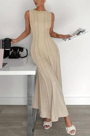 Sleeveless Pleated Maxi Dress – Solid Color, Round Neck