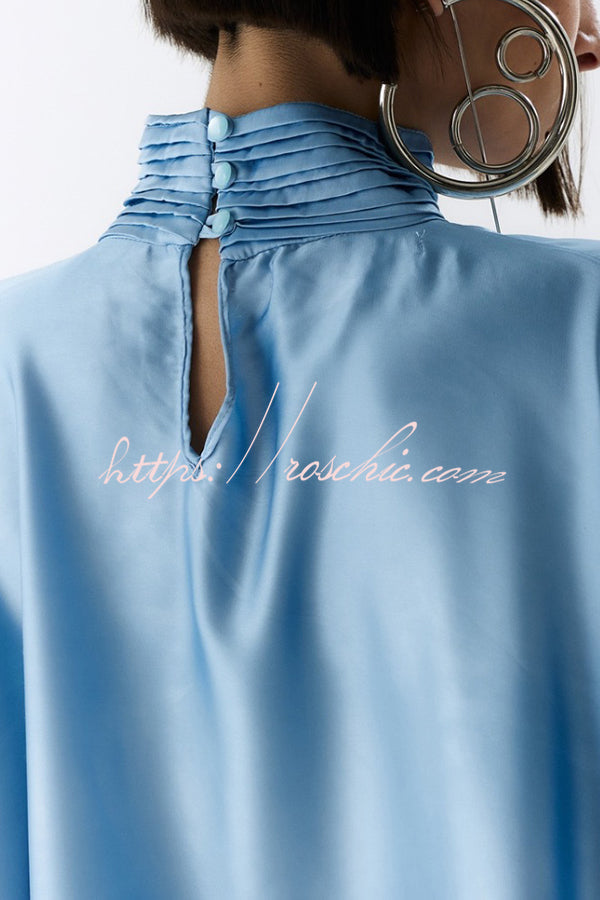 Mini-robe plissée en satin à imprimé floral et col haut