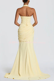 Robe longue en crêpe plissée à col en V et dos nu avec lacets