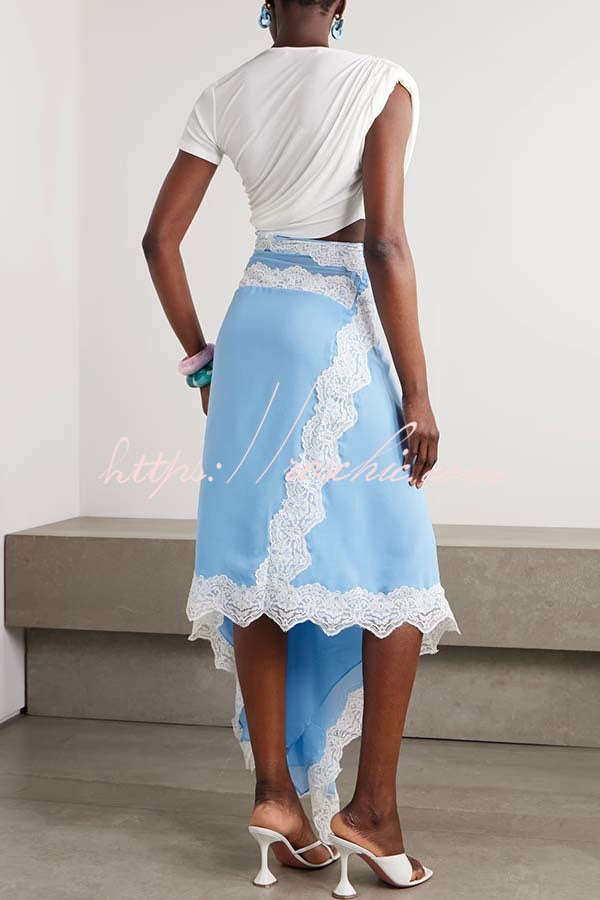 Robe longue asymétrique en tricot côtelé à taille découpée et ourlet en dentelle