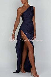 Robe longue en satin à une épaule avec fente à hauteur de cuisse