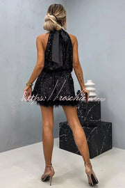 Mini-robe nuisette dos nu à bordure en plumes et sequins