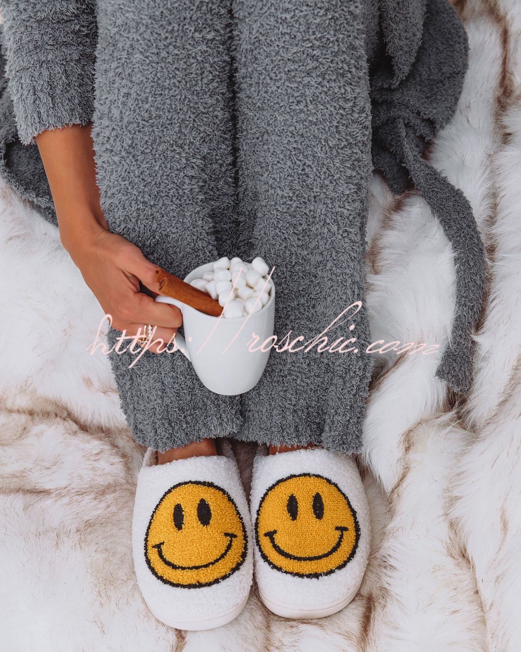 Smiley Face Plush Slippers – Cozy Loose Fit House Shoes