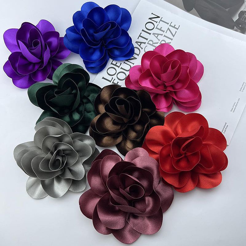 Broche fleur en tissu satiné pour femme
