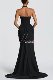 Robe longue en crêpe plissée à col en V et dos nu avec lacets