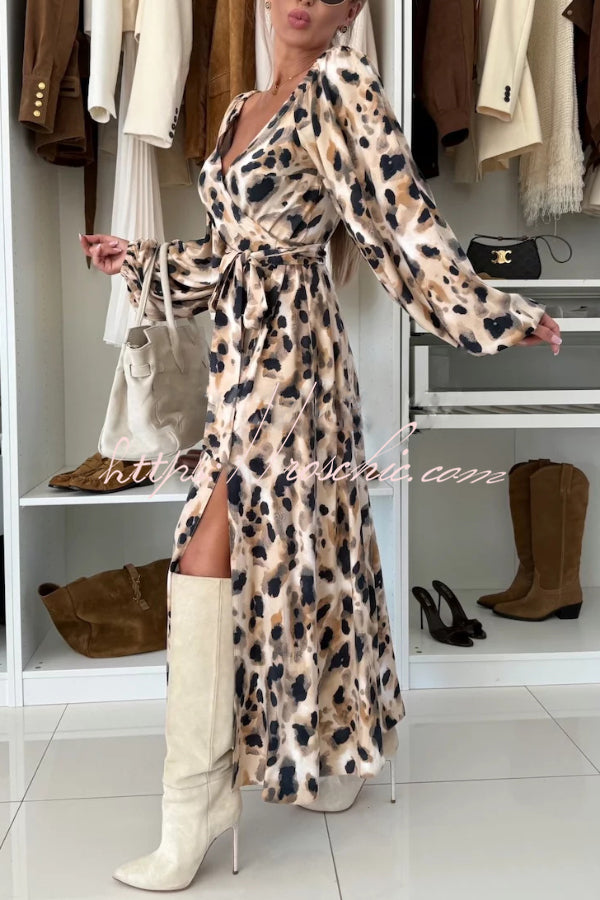 Robe longue imprimée à col en V avec lien à la taille et fente latérale